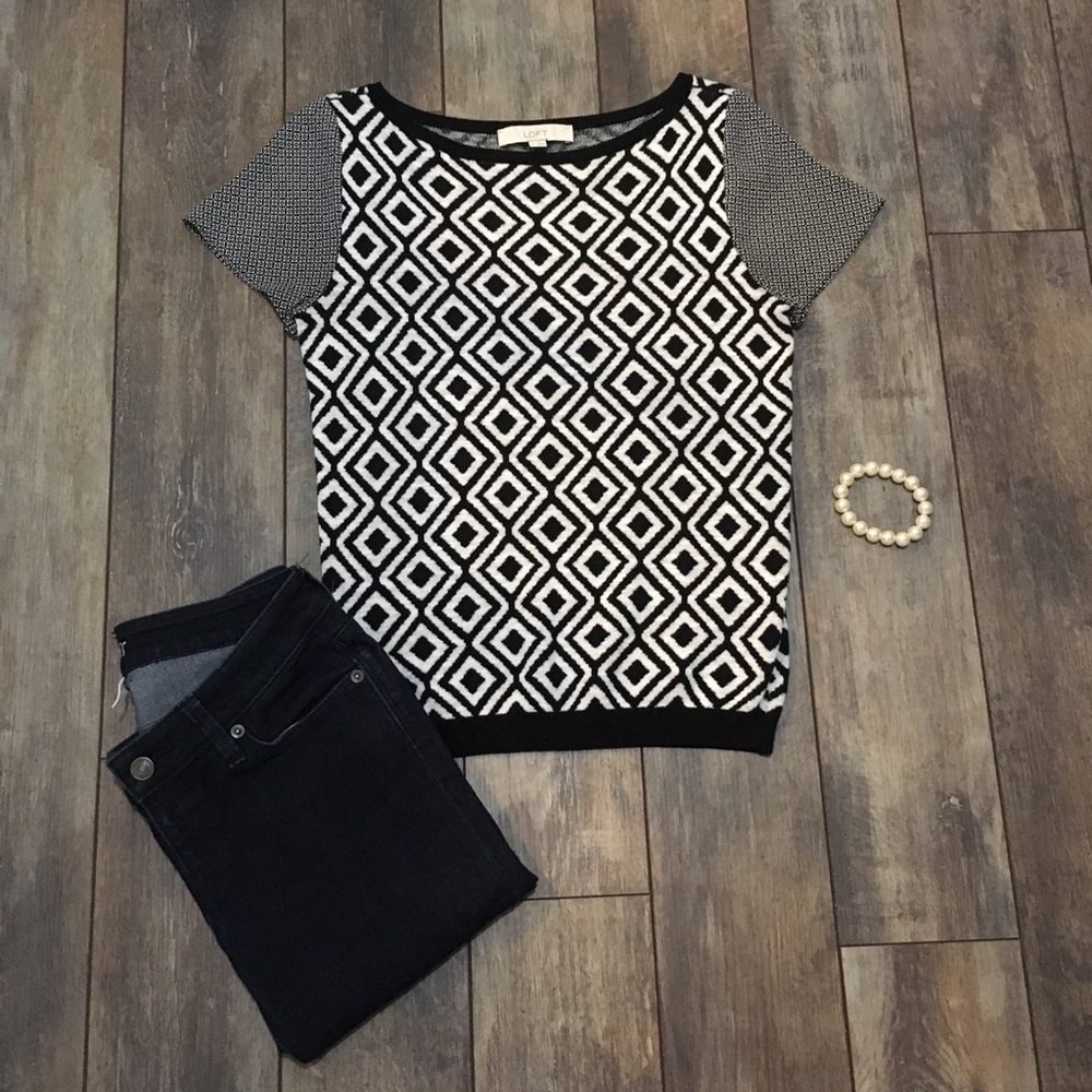 ⬇️ HP 🎉 LOFT short sleeve black & white sweater S